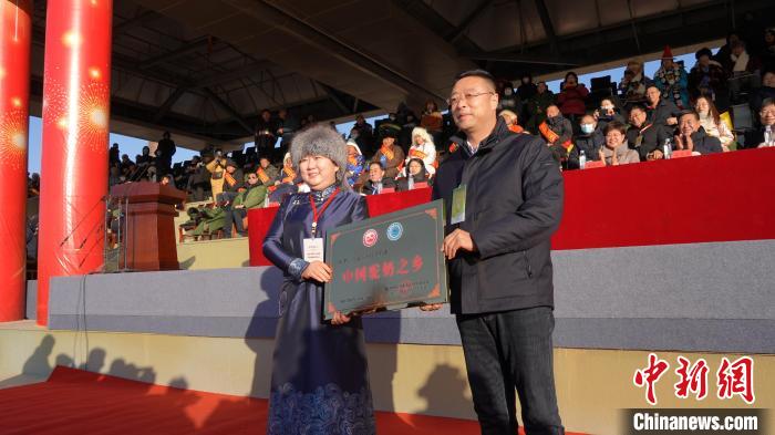 2023·阿拉善万峰驼那达慕大会开幕：骆驼奶产业