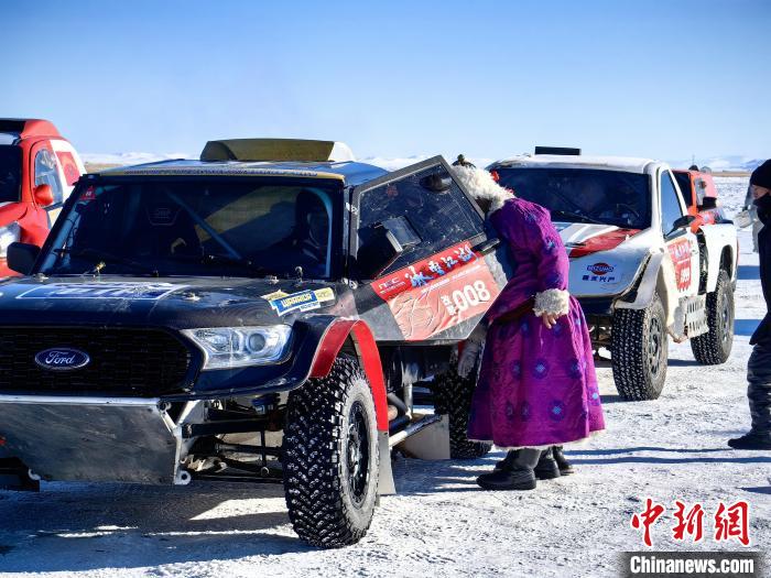 内蒙古达里湖车王争霸：数百辆越野车在四公里