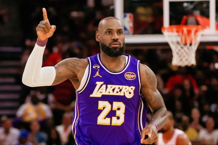 41岁詹姆斯转型无球核心 数据飙升引热议 湖人争