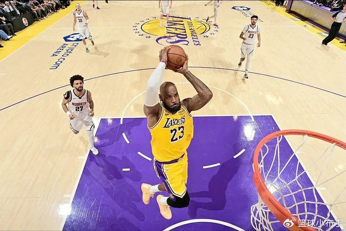 41岁詹姆斯转型无球核心 数据飙升引热议 湖人争