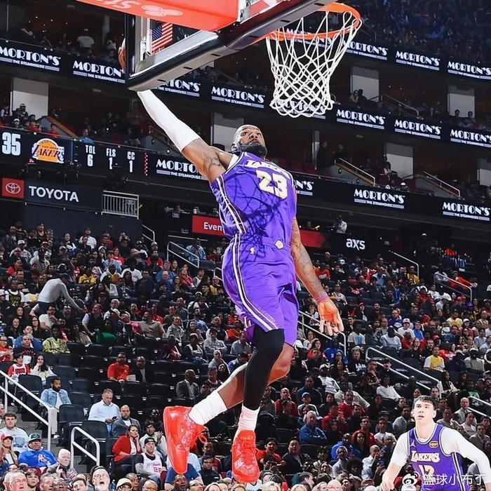 41岁詹姆斯转型无球核心 数据飙升引热议 湖人争