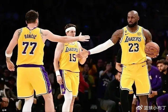 41岁詹姆斯转型无球核心 数据飙升引热议 湖人争
