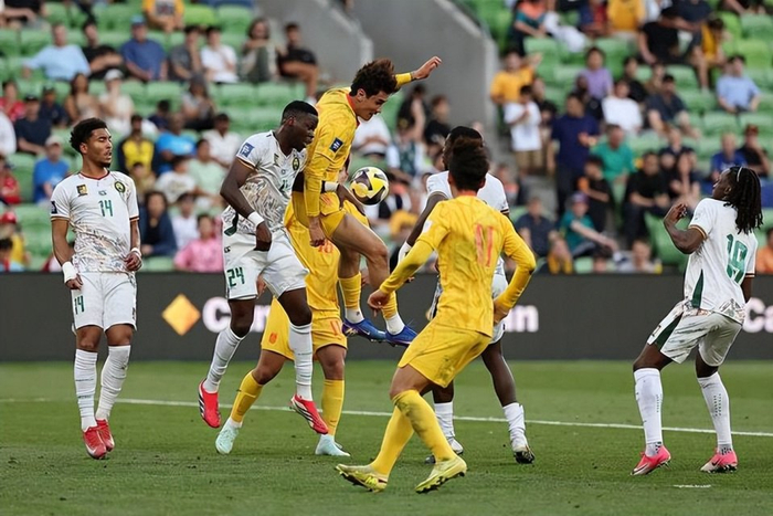 国足对阵喀麦隆遭遇全面压制 战术节奏差距暴露