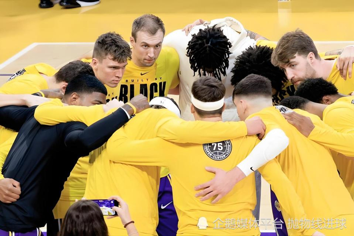 肯纳德加盟湖人后三分球表现惊艳，战术体系焕