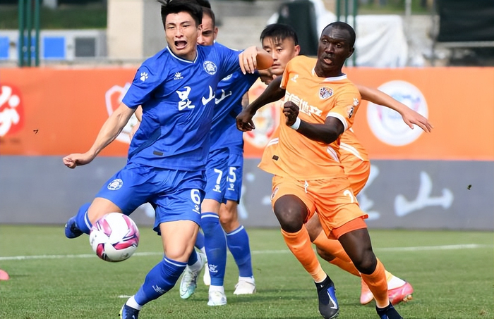 青岛海牛小将邝兆雷首秀惊艳 助球队战平同城劲